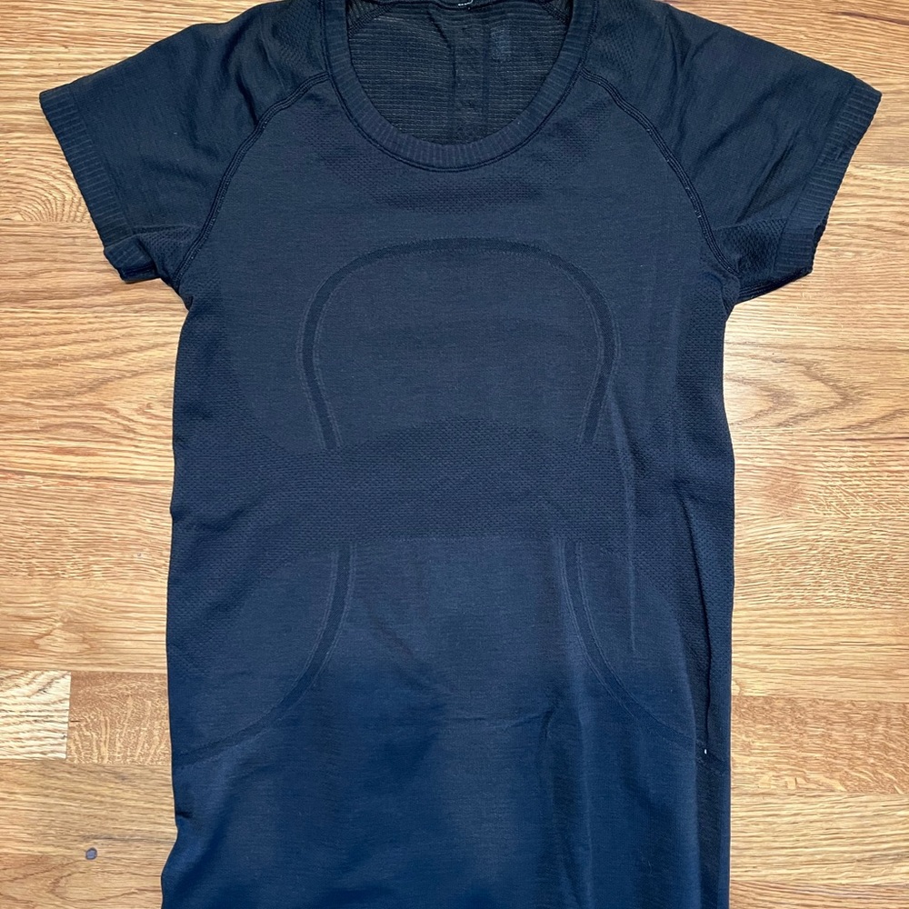Black Lululemon Swiftly Tee Size 6!!